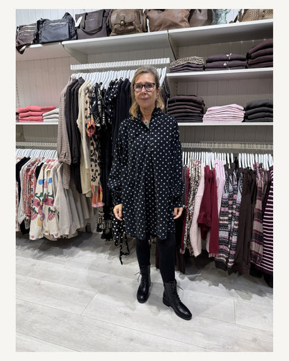 Prikket babyfløjlskjole i sort